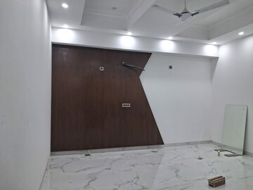 Room in 4 BHK Builder Floor at Sector 21a – for Rent