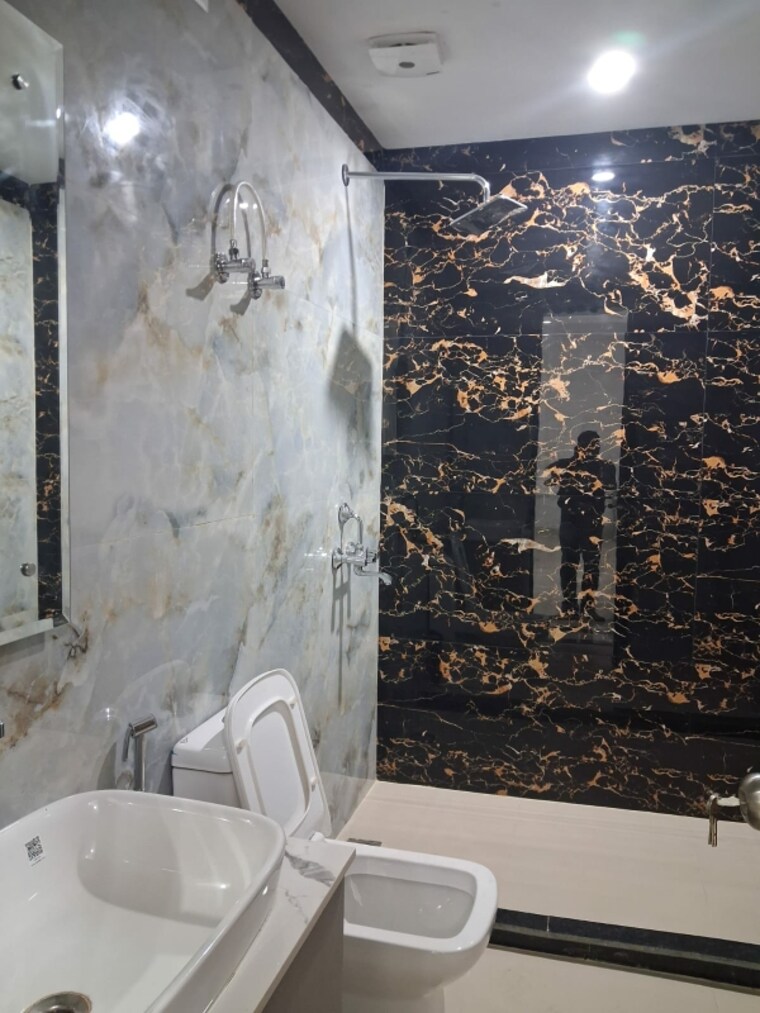Bathroom, sector 21a 4 Bedroom 4500 Sq.Ft. Builder Floor In Sector 21a Faridabad 9665898