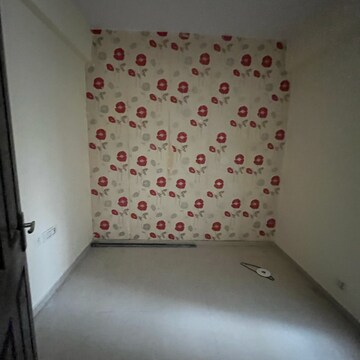 Room in 2.5 BHK Apartment at Prateek Laurel, Sector 120 – for Rent