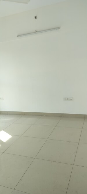 Room in 2.5 BHK Apartment at Amanora Neo Towers, Hadapsar – for Rent