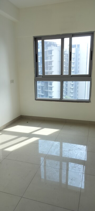 Room in 2.5 BHK Apartment at Amanora Neo Towers, Hadapsar – for Rent