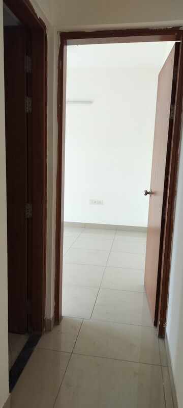 Room in 2.5 BHK Apartment at Amanora Neo Towers, Hadapsar – for Rent