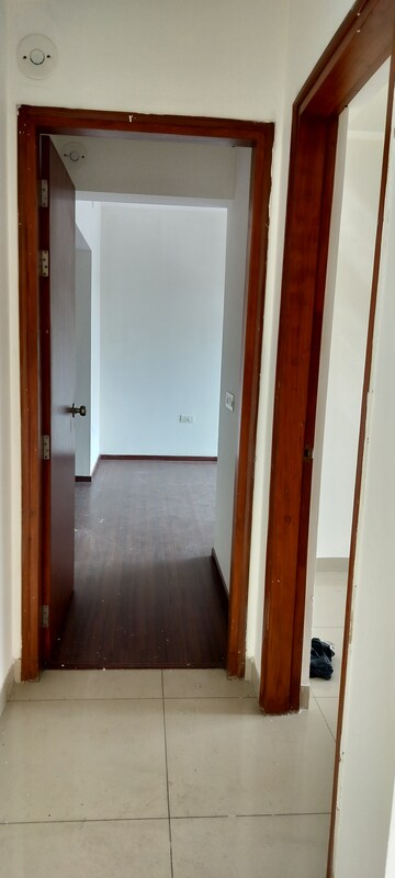 Room in 2.5 BHK Apartment at Amanora Neo Towers, Hadapsar – for Rent