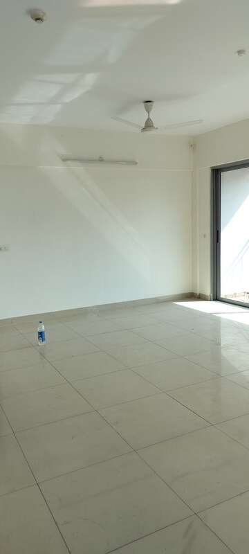 Room in 2.5 BHK Apartment at Amanora Neo Towers, Hadapsar – for Rent