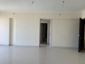 Room in 3 BHK Apartment at Kalpataru Radiance, Goregaon West – for Rent