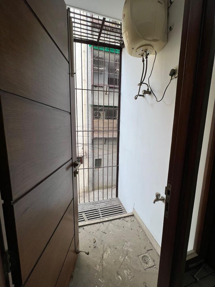 Balcony, chittaranjan park 3 Bedroom 1400 Sq.Ft. Builder Floor In Chittaranjan Park Delhi 9666007