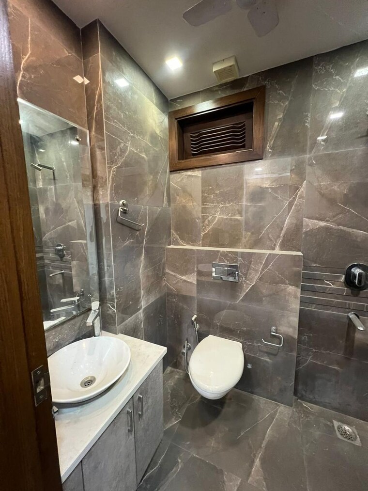Bathroom, chittaranjan park 3 Bedroom 1400 Sq.Ft. Builder Floor In Chittaranjan Park Delhi 9666007