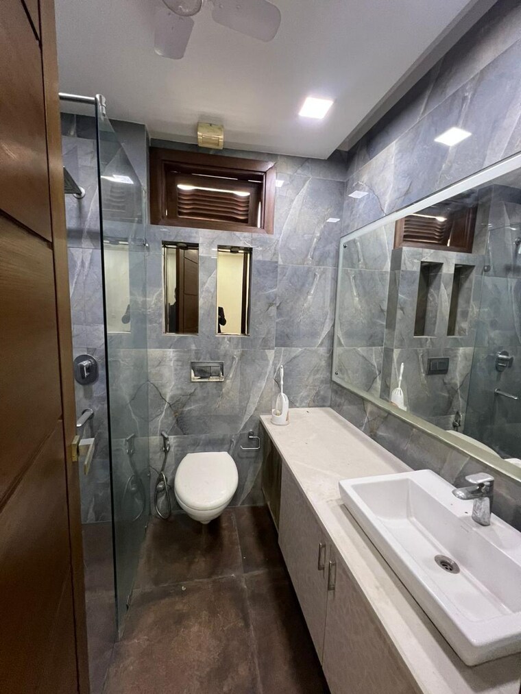 Bathroom, chittaranjan park 3 Bedroom 1400 Sq.Ft. Builder Floor In Chittaranjan Park Delhi 9666007