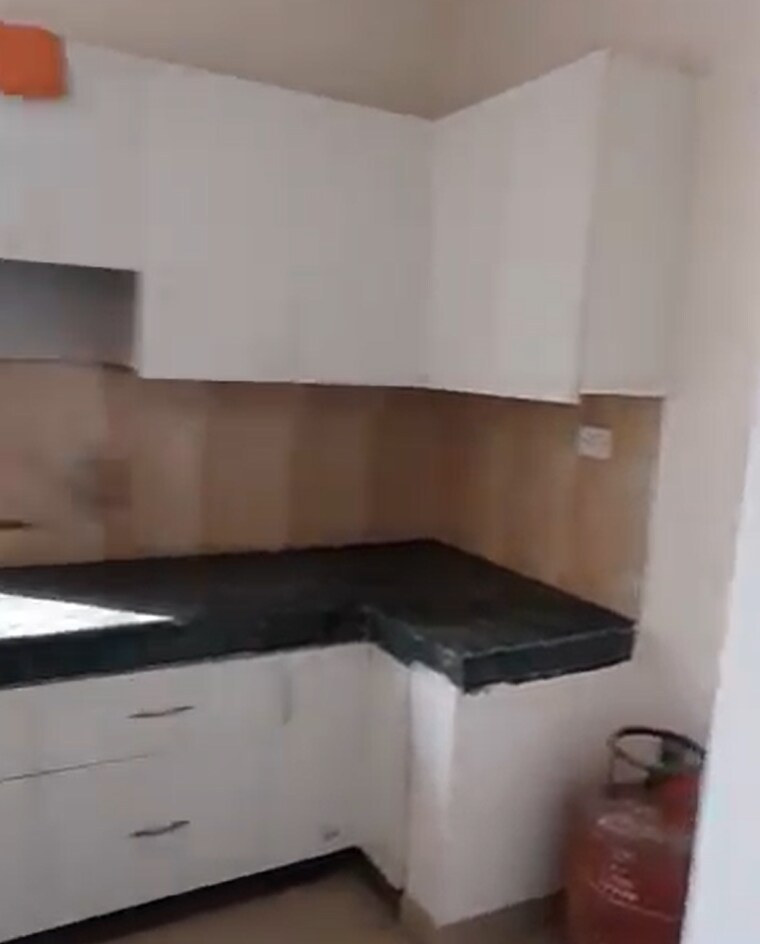 Kitchen, paras-tierea 3 Bedroom 1725 Sq.Ft. Apartment In Sector 137 Noida 9666031