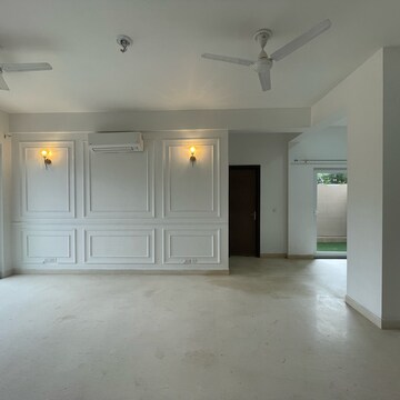 Room in 3 BHK Builder Floor at BPTP Amstoria, Sector 102 – for Rent