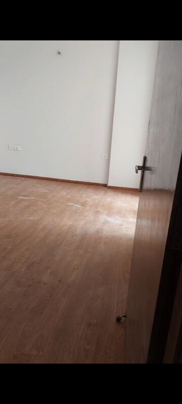 Room in 2 BHK Apartment at Amrapali Leisure Park, Amrapali Leisure Valley – for Rent