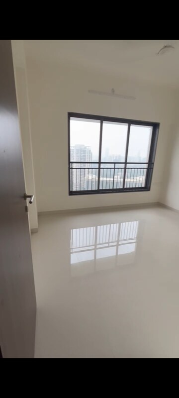 Room in 2.5 BHK Apartment at Runwal Sanctuary, Mulund West – for Rent