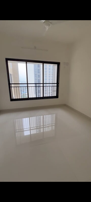 Room in 2.5 BHK Apartment at Runwal Sanctuary, Mulund West – for Rent