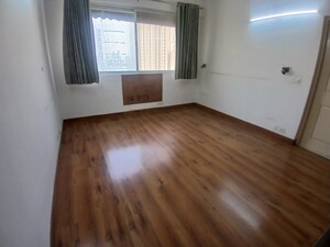 Room in 4 BHK Apartment at DLF Trinity Towers, Dlf Phase V – for Rent