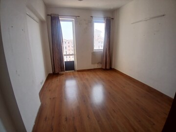 Room in 4 BHK Apartment at DLF Trinity Towers, Dlf Phase V – for Rent