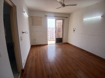 Room in 4 BHK Apartment at DLF Trinity Towers, Dlf Phase V – for Rent