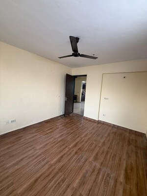 Room in 3 BHK Apartment at Satguru Apartments, Sector 52 – for Rent
