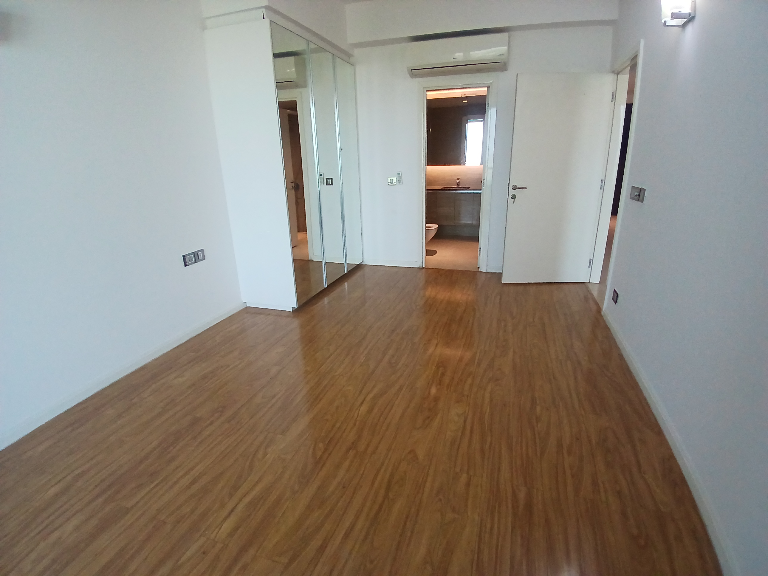 4 BHK Apartment For Sale in DLF Trinity Towers