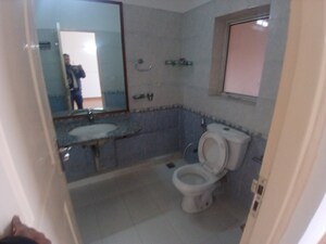 Bathroom in 4 BHK Apartment at DLF Trinity Towers, Dlf Phase V – for Sale
