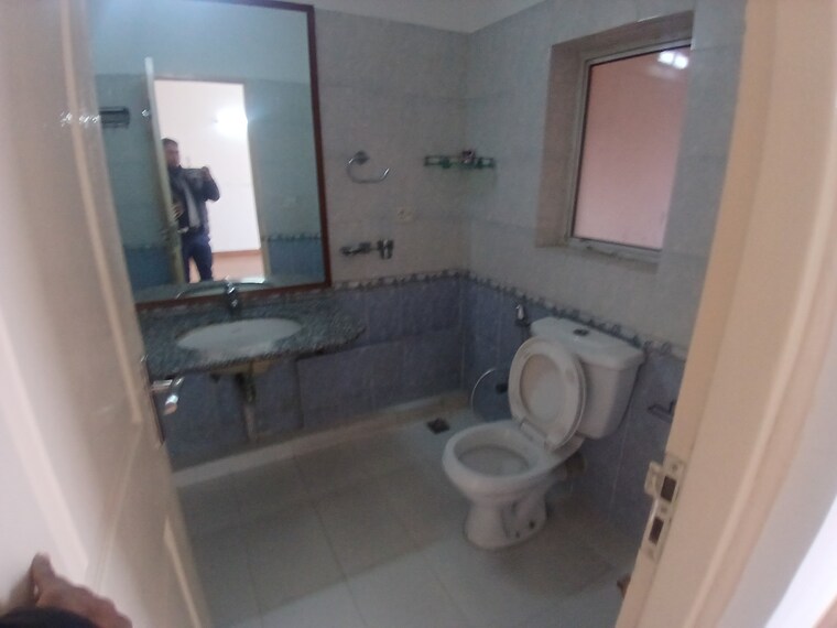 Bathroom, dlf-trinity-towers 4 Bedroom 2558 Sq.Ft. Apartment In Dlf Phase V Gurgaon 9666418