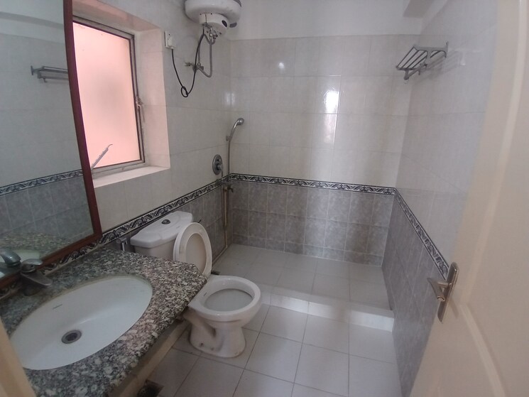Bathroom, dlf-trinity-towers 4 Bedroom 2558 Sq.Ft. Apartment In Dlf Phase V Gurgaon 9666418