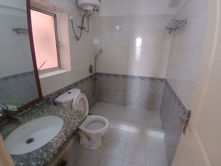 Bathroom, dlf-trinity-towers 4 Bedroom 2558 Sq.Ft. Apartment In Dlf Phase V Gurgaon 9666418