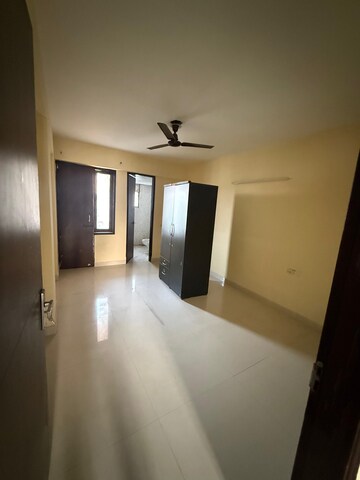 Room in 3 BHK Apartment at Satguru Apartments, Sector 52 – for Rent