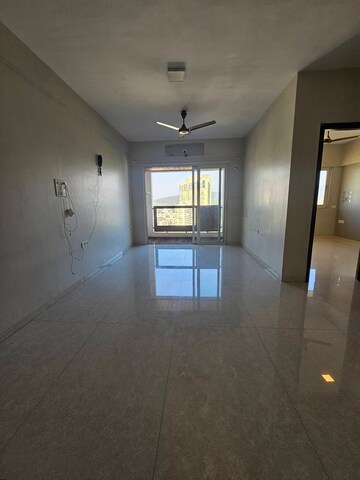 Room in 2 BHK Apartment at Gundecha Trillium, Kandivali East – for Rent