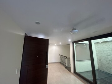 Room in 4 BHK Apartment at Saket – for Rent