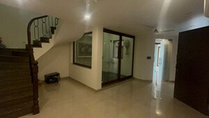 Room in 4 BHK Apartment at Saket – for Rent