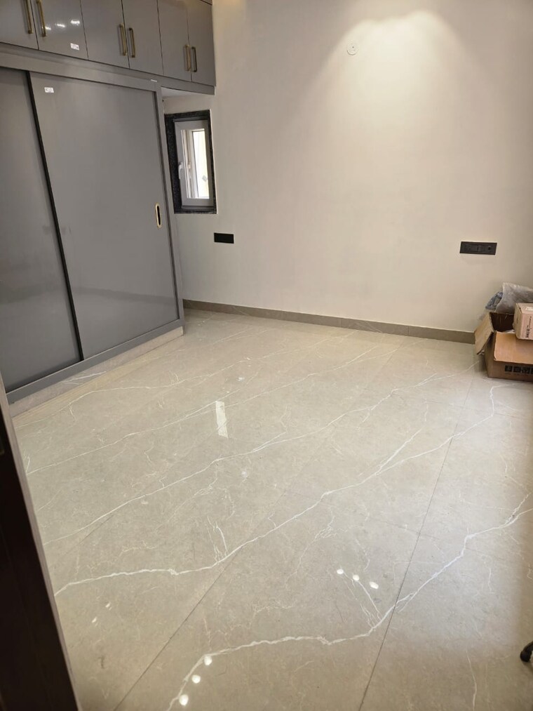 Room, east-of-kailash-block-b-rwa 5 Bedroom 3600 Sq.Ft. Apartment In East Of Kailash Delhi 9666547