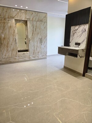 Room in 5 BHK Apartment at East of Kailash Block-B RWA, East Of Kailash – for Rent