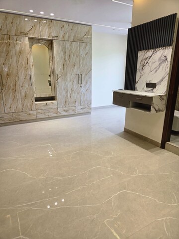 Room in 5 BHK Apartment at East of Kailash Block-B RWA, East Of Kailash – for Rent