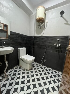 Bathroom in 1.5 BHK Builder Floor at Vipul Agora, Sector 28 – for Rent