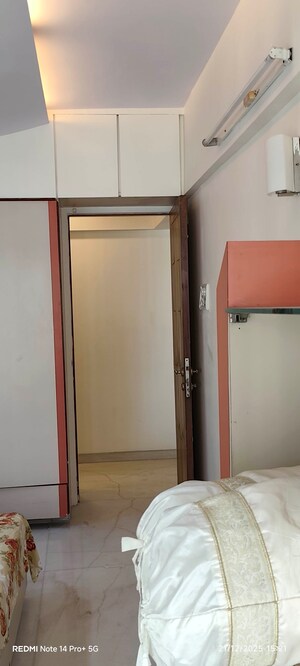 Room in 2 BHK Apartment at Movie Tower, Andheri West – for Rent