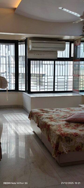 Bedroom in 2 BHK Apartment at Movie Tower, Andheri West – for Rent