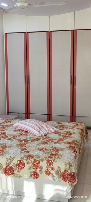 Bedroom in 2 BHK Apartment at Movie Tower, Andheri West – for Rent