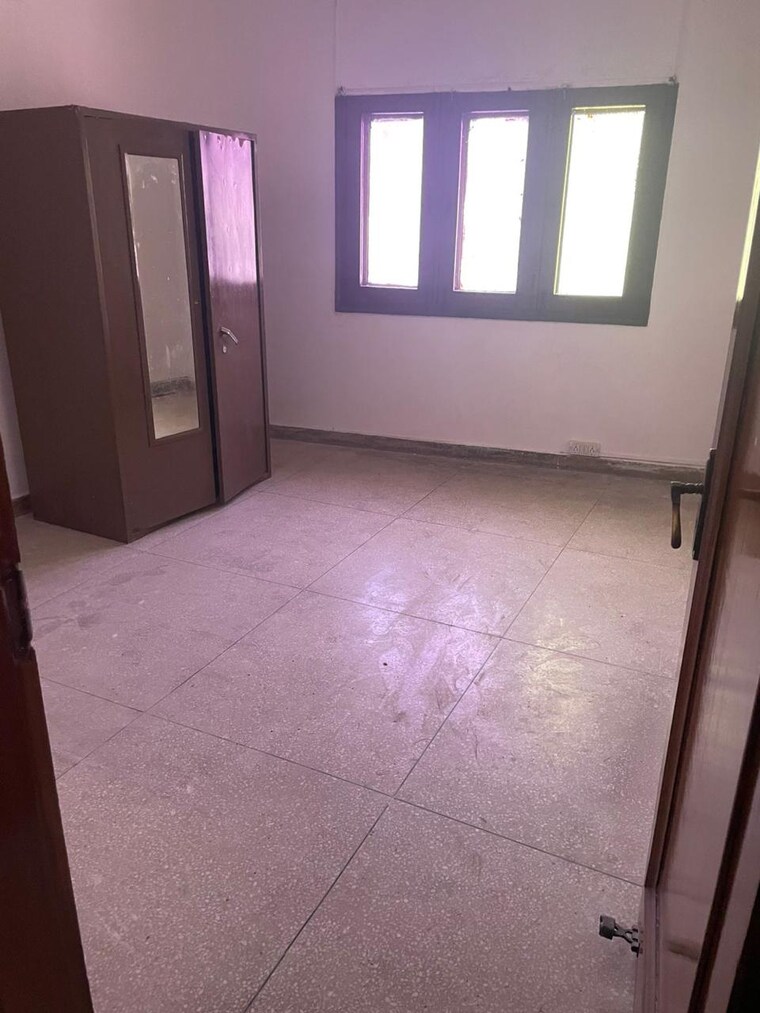 Room, sector 168 4 Bedroom 50 Sq.Yd. Builder Floor In Sector 168 Noida 9666615