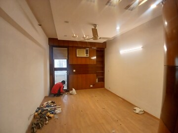 Room in 4 BHK Apartment at DLF The Royalton Tower, Dlf Phase V – for Rent