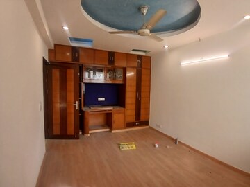 Furnished Amenities in 4 BHK Apartment at DLF The Royalton Tower, Dlf Phase V – for Rent