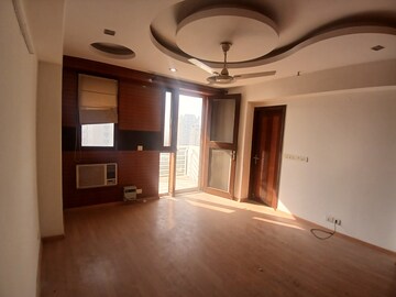 Room in 4 BHK Apartment at DLF The Royalton Tower, Dlf Phase V – for Rent