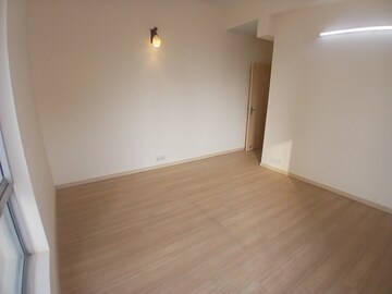 Room in 2 BHK Apartment at Pioneer Park Phase 1, Sector 61 – for Rent