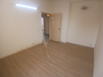 Room in 2 BHK Apartment at Pioneer Park Phase 1, Sector 61 – for Rent