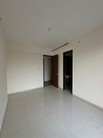 Room in 4 BHK Apartment at Lodha Sterling, Kolshet Road – for Sale