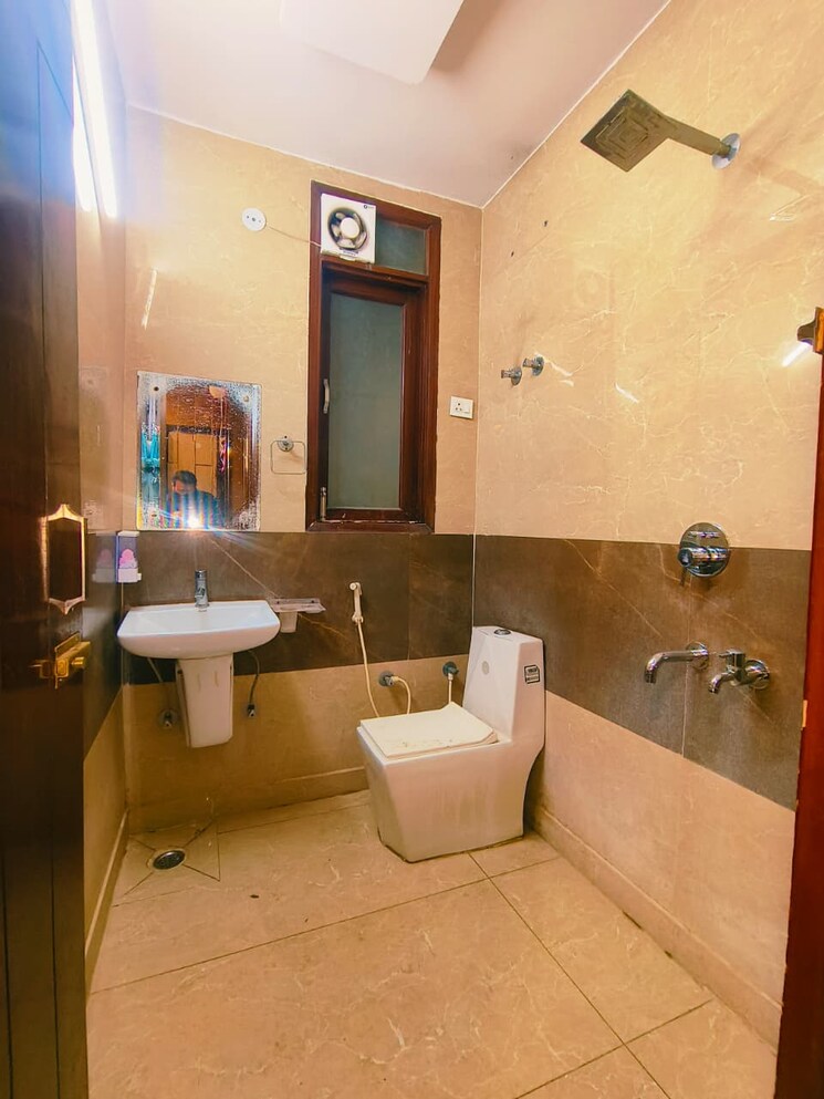 Bathroom, dwarka mor 3 Bedroom 900 Sq.Ft. Builder Floor In Dwarka Mor Delhi 9666688