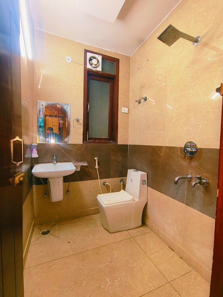 Bathroom, dwarka mor 3 Bedroom 900 Sq.Ft. Builder Floor In Dwarka Mor Delhi 9666688