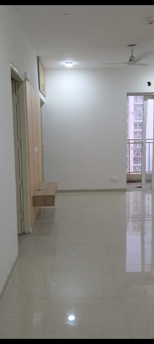 Room in 2.5 BHK Apartment at Mahagun Mantra II, Sector 10 Greater Noida – for Rent