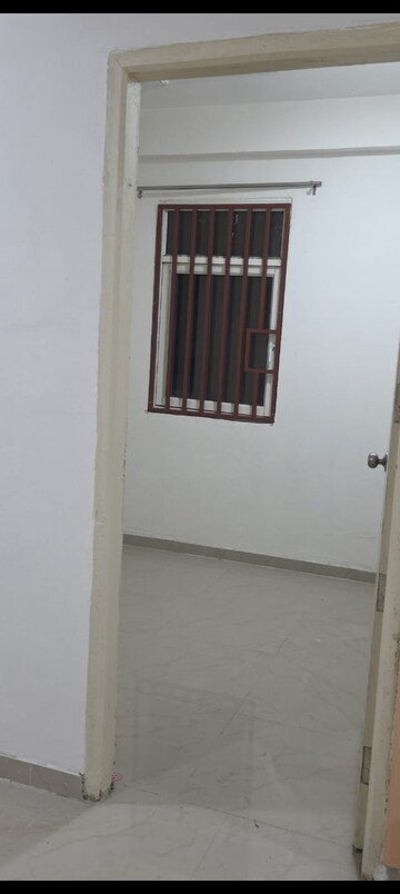 Room in 2.5 BHK Apartment at Mahagun Mantra II, Sector 10 Greater Noida – for Rent