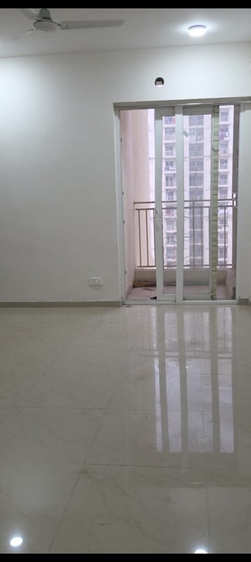 Room in 2.5 BHK Apartment at Mahagun Mantra II, Sector 10 Greater Noida – for Rent