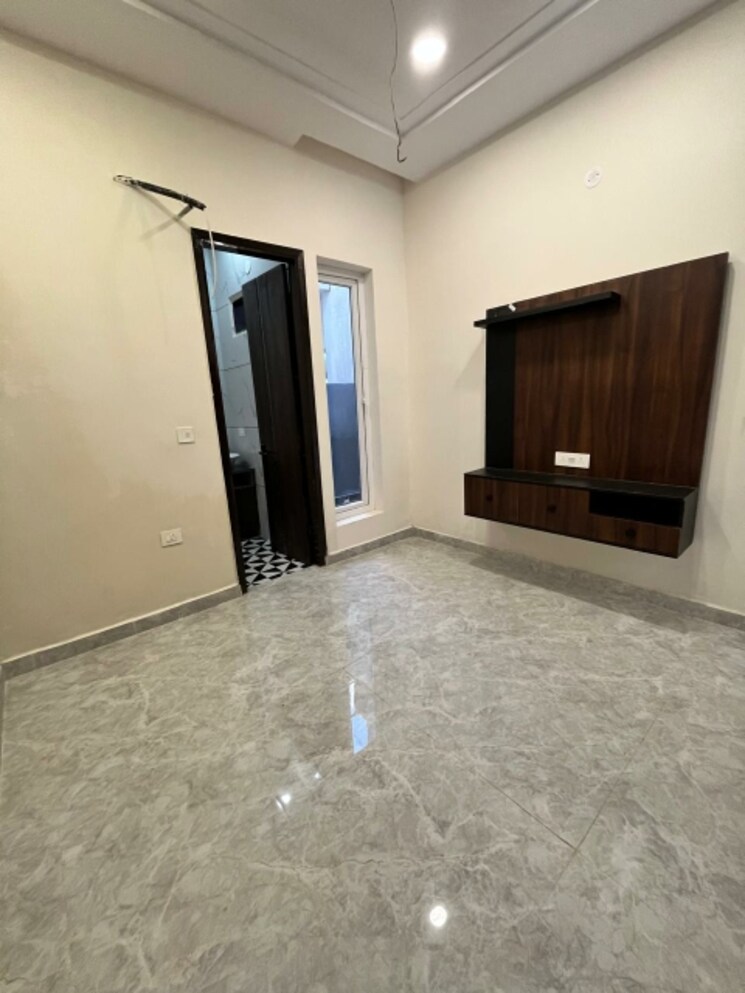 Room, sector 124 3 Bedroom 112 Sq.Yd. Independent House In Sector 124 Mohali 9666798